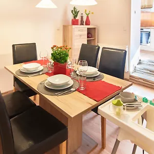 cozy-2-bedroom-apt-with-garden-close-to-prague-castle.praguehotelsweb.com/